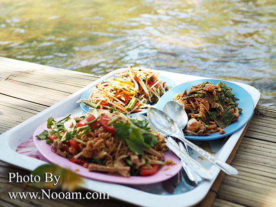 รีวิว วังน้ำปัว บ้านนาฝาง กินส้มตำและนั่งหย่อนขาแช่น้ำ สุดชิล ที่จังหวัดน่าน